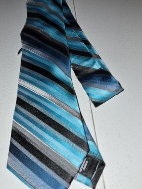 Blue Striped Men's Tie - Classic Formal Accessory